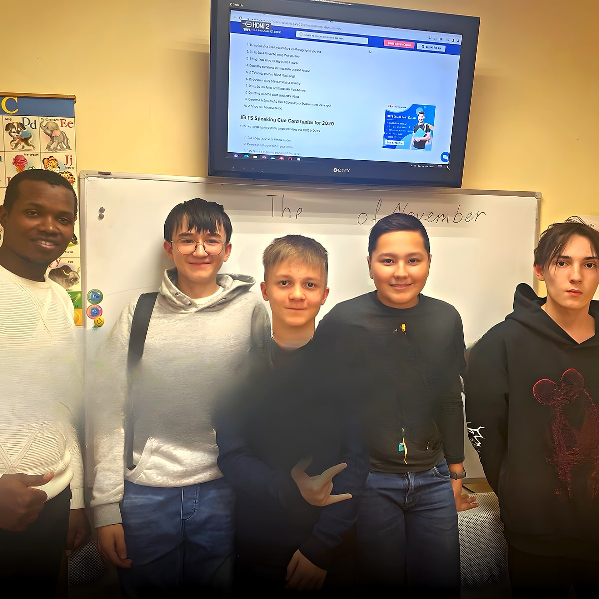 Занятие Speaking Club: старшие ученики общаются с преподавателем — носителем языка
