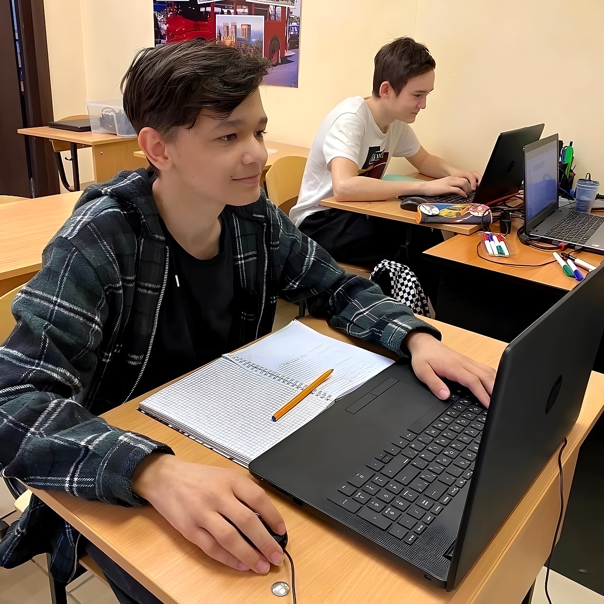 Ученик за компьютером на занятии по программированию
